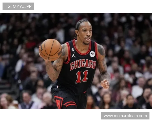 德罗赞利用中距离单打高效输出拉开与库里的得分差距